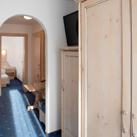 לינה וארוחת בוקר Glanzer Homes Hochsoelden 3*